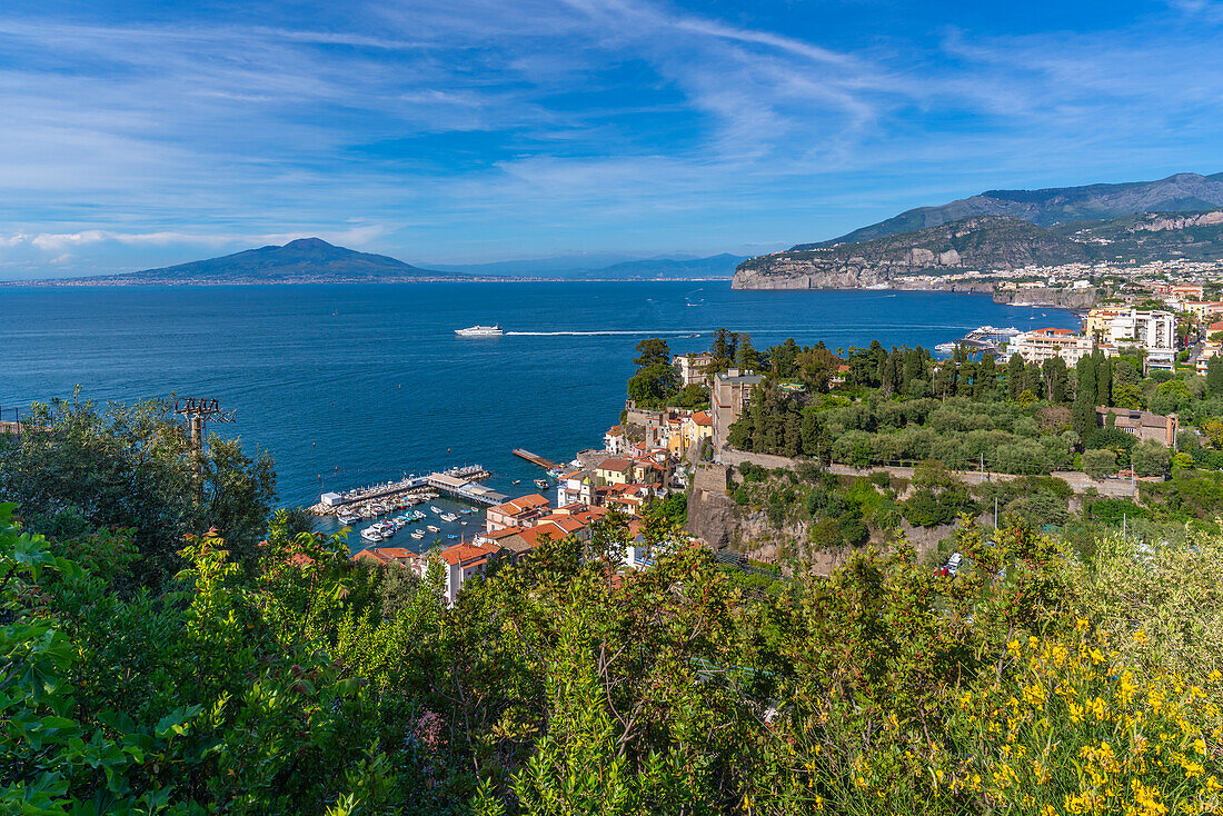 Panoramablick auf Sorrent und den Vesuv und die Bucht von Neapel, Sorrent, Kampanien, Italien, Mittelmeer, Europa