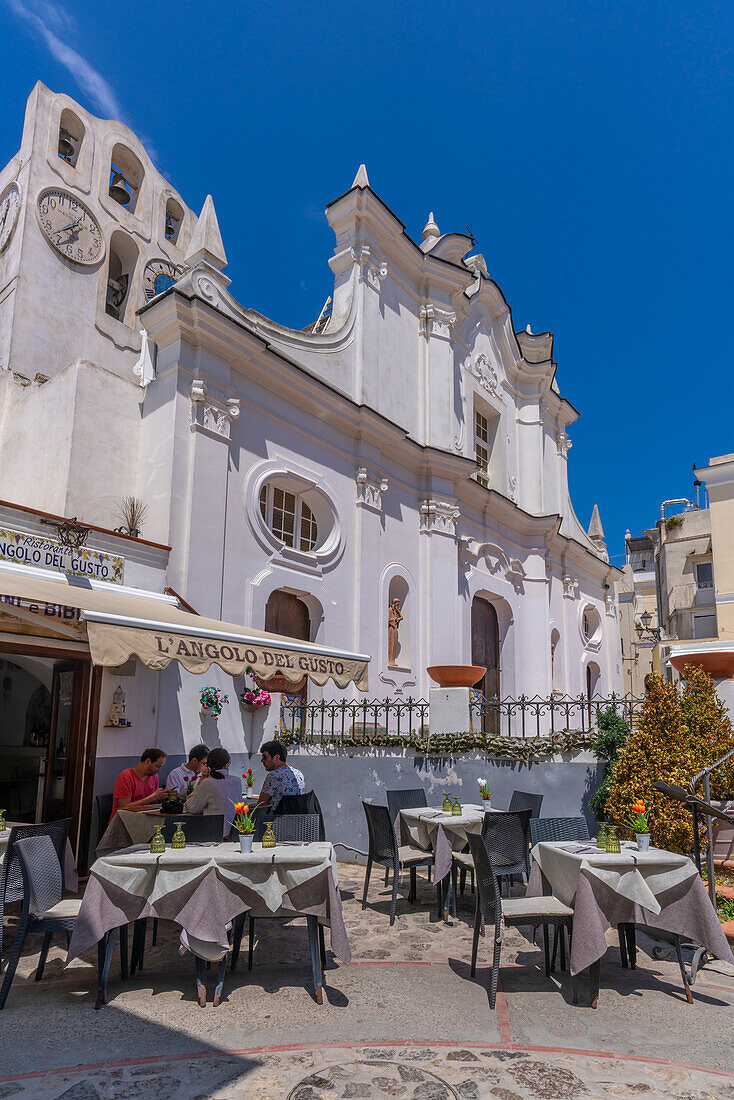 Blick auf Cafe und Kirche der Heiligen Sophia, Anacapri, Insel Capri, Kampanien, Italien, Mittelmeer, Europa