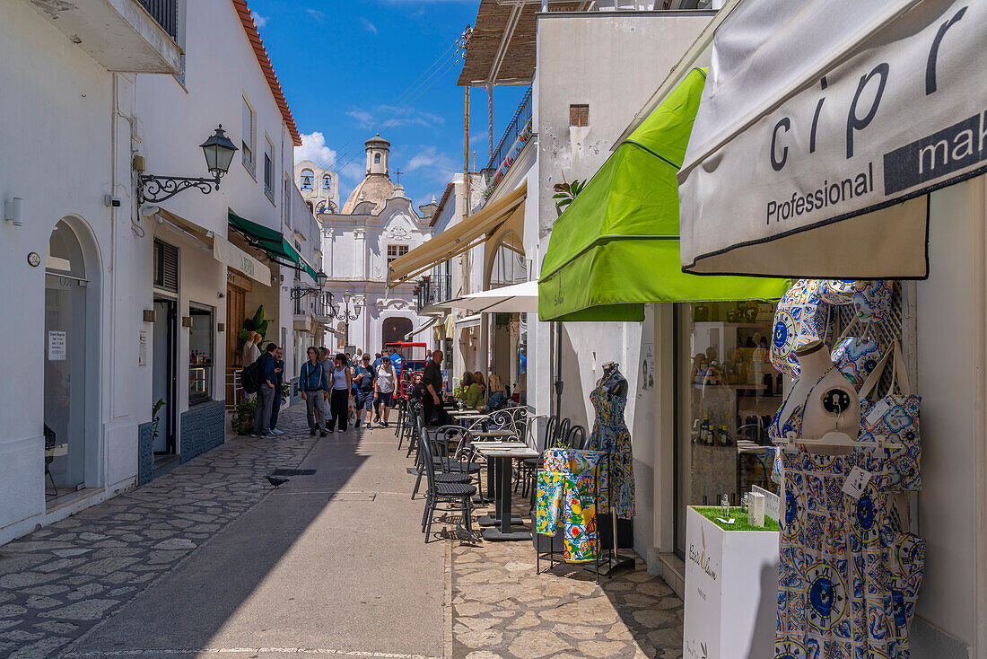 Blick auf Geschäfte, Cafés und die Kirche der Heiligen Sophia, Anacapri, Insel Capri, Kampanien, Italien, Mittelmeer, Europa