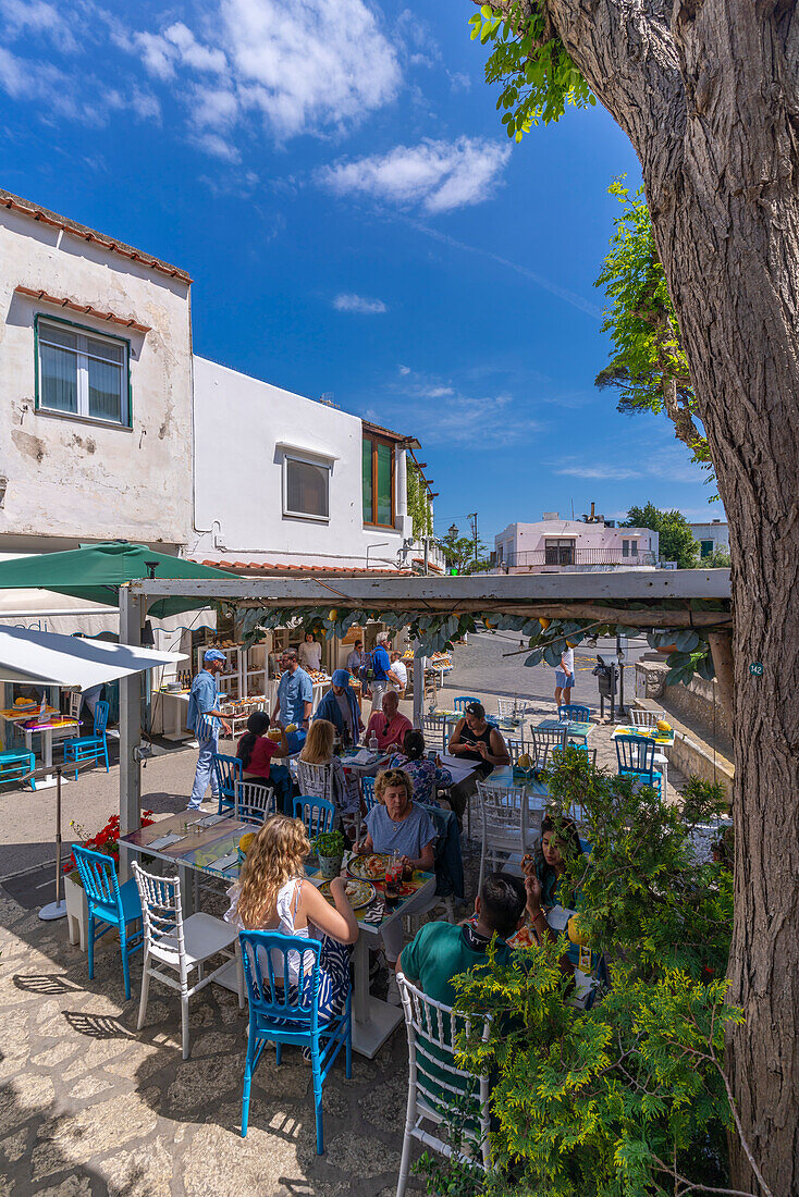 Blick auf ein Restaurant und ein Café auf der Piazza dela Vittoria, Anacapri, Insel Capri, Kampanien, Italien, Mittelmeerraum, Europa