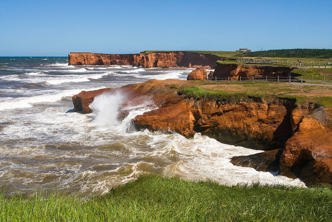 Sandsteinfelsen von Belle-Anse, Insel Cap aux Meules, Magdaleneninseln, Sankt-Lorenz-Golf, Provinz Quebec, Kanada, Nordamerika