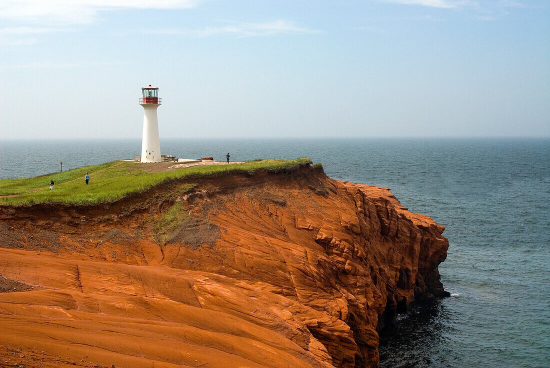 Leuchtturm auf den Sandsteinklippen des Kaps Etang-du-Nord, Insel Cap aux Meules, Magdalenen-Inseln, Sankt-Lorenz-Golf, Provinz Quebec, Kanada, Nordamerika