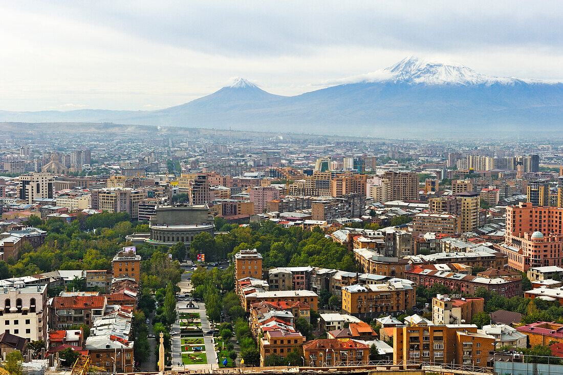 Überblick von der Kaskadentreppe mit dem Berg Ararat im Hintergrund, Eriwan, Armenien, Eurasien