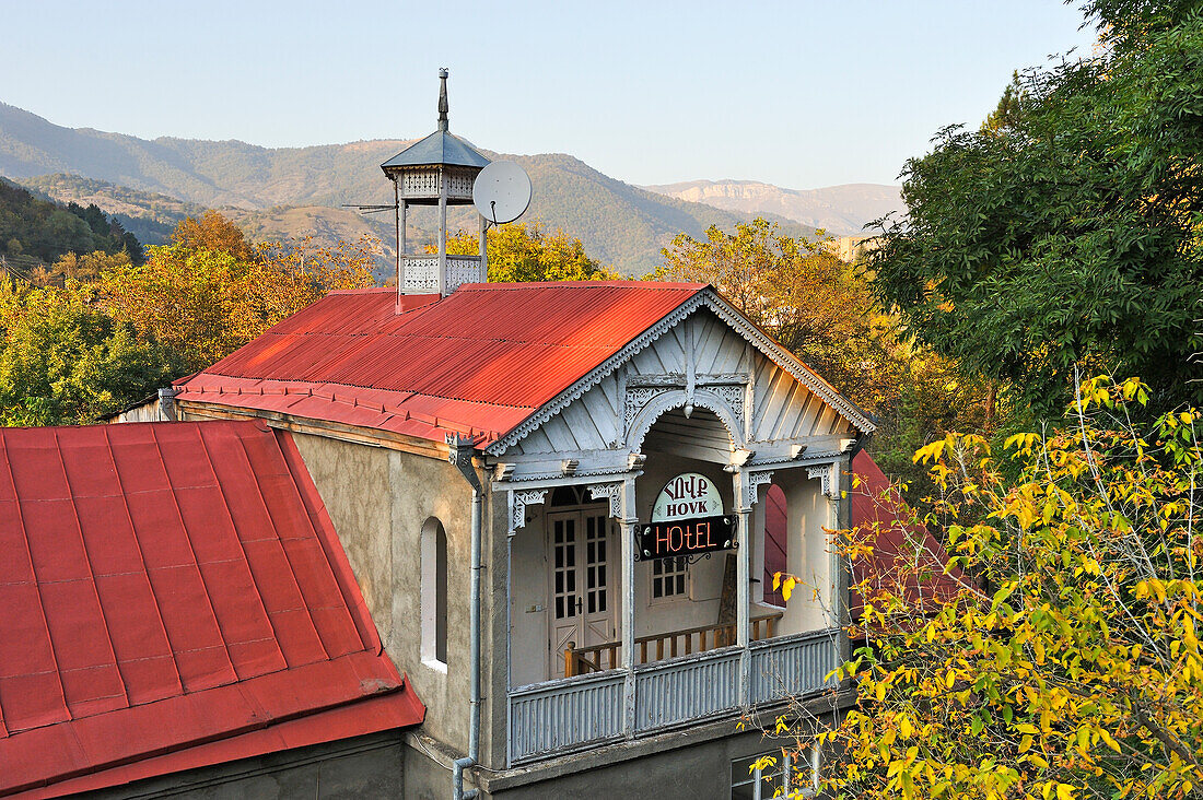 Hovk-Hotel an der historischen Scharambejan-Straße, renoviert durch die Bemühungen der Tufenkian-Stiftung für kulturelles Erbe, Dilidjan, Region Tawusch, Armenien, Eurasien