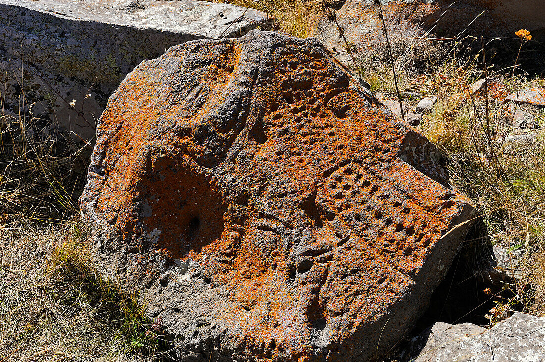 Petroglyphen auf dem Felsen der Argitchi-Hochebene, Region Gegharkunik, Armenien, Eurasien