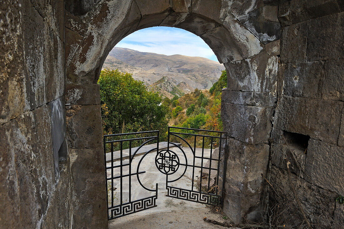 Nordtor der Festung Smbataberd, auf dem Kamm eines Hügels zwischen den Dörfern Artabuynk und Yeghegis, nahe Yeghegnadzor, Provinz Vayots Dzor, Armenien, Eurasien