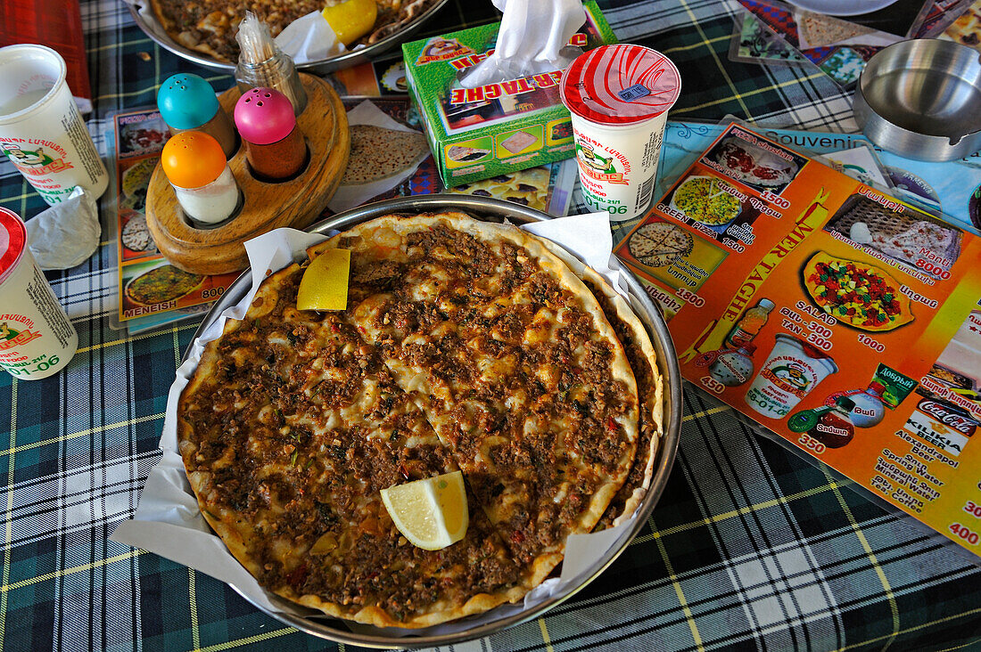 Lahmacun, ein dünnes Stück Teig, belegt mit Hackfleisch, serviert mit Than (Ayran), einer Art Joghurt, im Restaurant Mer Taghe, Jerewan, Armenien, Eurasien