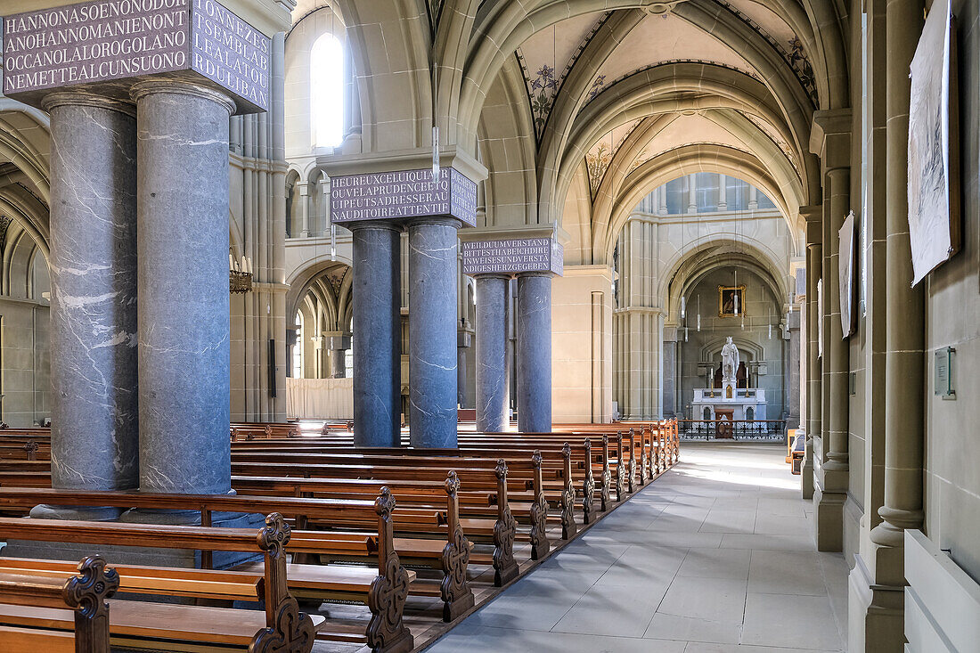 Innenansicht der Münsterkirche St. Peter und Paul, einer altkatholischen Kirche in der Altstadt, dem mittelalterlichen Zentrum von Bern, Schweiz, Europa