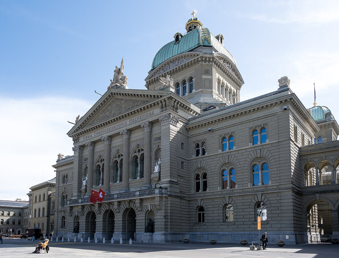 Blick auf das Zentralgebäude des Bundeshauses der Schweiz, UNESCO-Welterbe, Sitz der Schweizer Regierung, in Bern, der Bundesstadt und de facto Hauptstadt der Schweiz, Bern, Schweiz, Europa