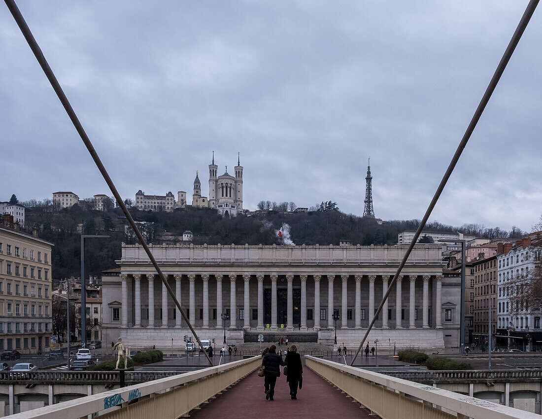 Blick auf Vieux Lyon (Alt-Lyon), das älteste und größte Renaissance-Viertel der Stadt, von der Palais-de-Justice-Fußgängerbrücke über die Saone aus gesehen, UNESCO-Weltkulturerbe, Lyon, Auvergne Rhone Alpes, Frankreich, Europa