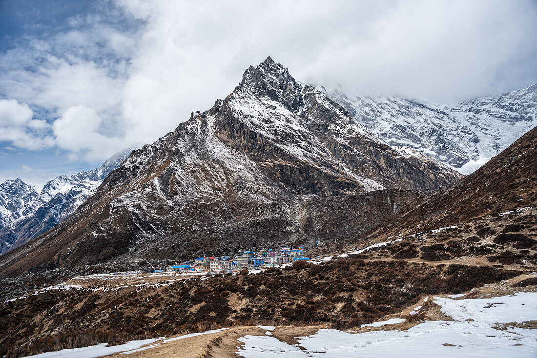 Buntes Dorf am Fuße des Langtang Lirung, Hochgebirge des Langtang Valley Trek in der Nähe von Kyanjin Gompa, Himalaya, Nepal, Asien