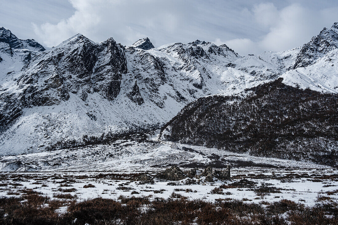 Rugged summits, high altitude winter valley on the Langtang trek in Kyanjin Gompa, Himalayas, Nepal, Asia