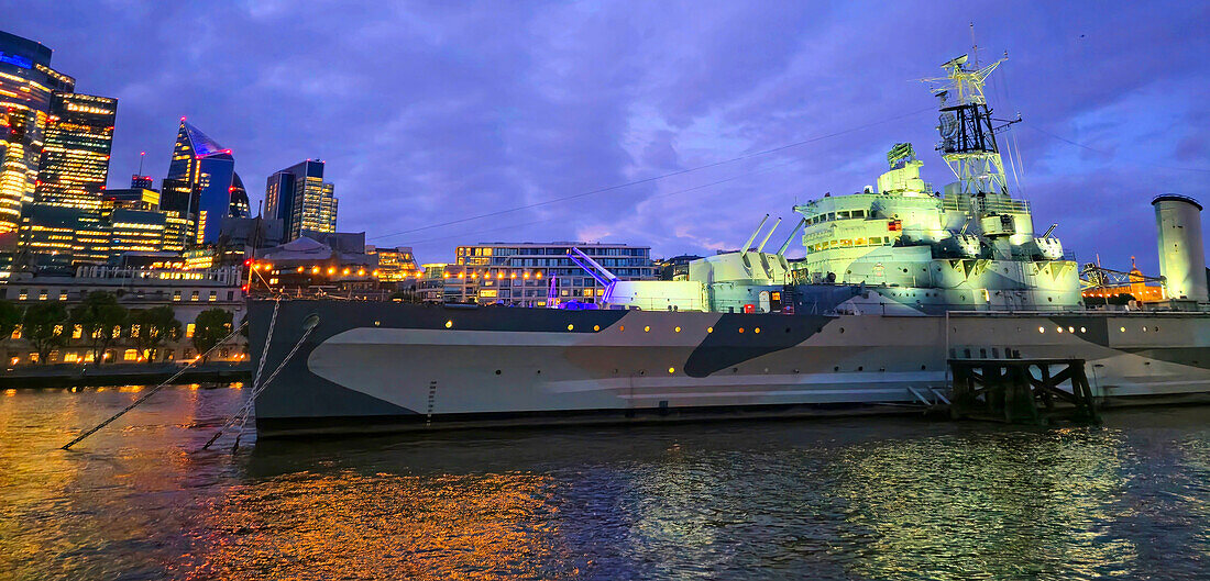 HMS Belfast und Londoner Skyline in der Abenddämmerung, London, England, Vereinigtes Königreich, Europa