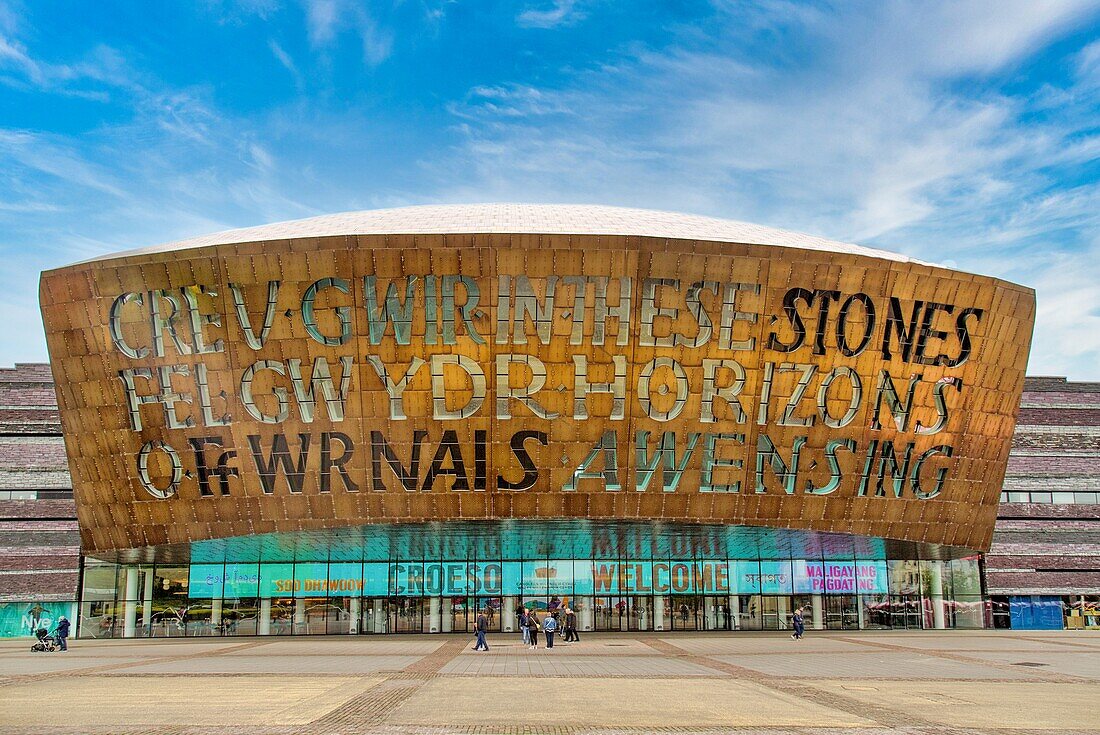 Wales Millennium Centre, nationales Kunstzentrum von Wales, eröffnet 2004, Cardiff Bay, Cardiff, Wales, Vereinigtes Königreich, Europa