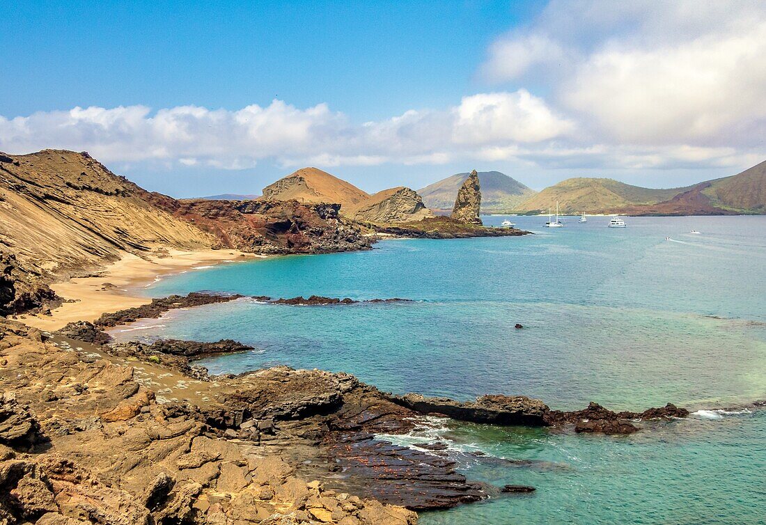 Die Insel Bartolome mit dem Pinnacle Rock, einem vulkanischen Pfropfen, rechts, Galapagos-Inseln, UNESCO-Welterbe, Ecuador, Südamerika