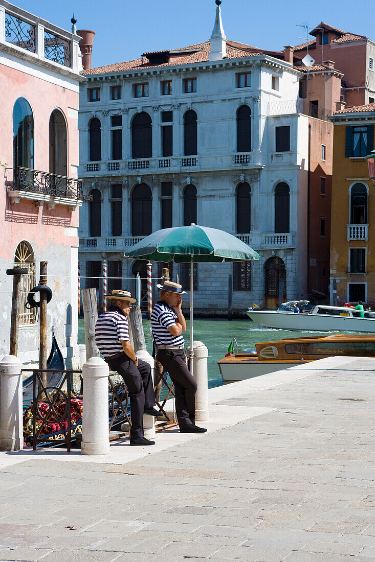 Zwei Gondoliere warten auf Kunden am Canale Grande, Venedig, UNESCO-Weltkulturerbe, Venetien, Italien, Europa