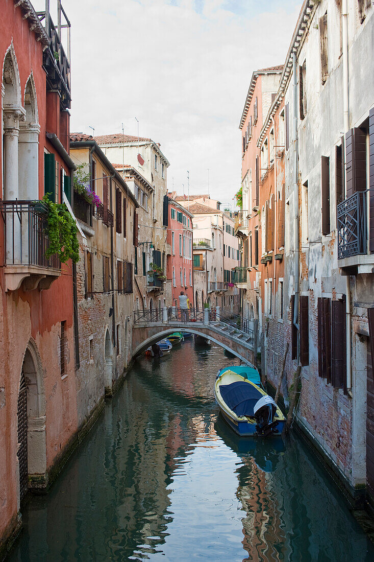 Ein winziger Ausschnitt aus dem Labyrinth der Kanäle und engen Wasserstraßen der Stadt, Venedig, UNESCO-Welterbe, Venetien, Italien, Europa