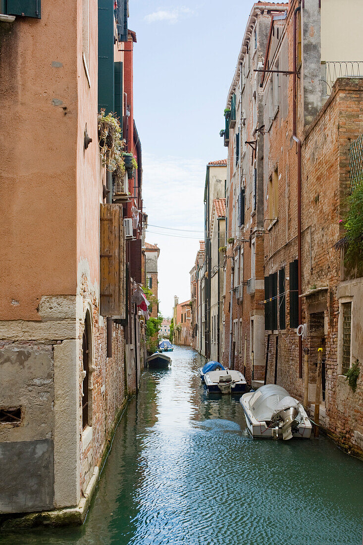 Ein kleiner Ausschnitt aus dem Labyrinth der Kanäle und engen Wasserstraßen der Stadt, Venedig, UNESCO-Weltkulturerbe, Venetien, Italien, Europa