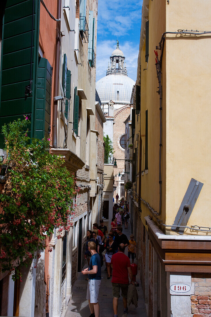 Eine enge, überfüllte Gasse, die zur 1681 eingeweihten Basilika Santa Maria Della Salute (Heilige Maria der Gesundheit) im Barockstil führt, Venedig, UNESCO-Weltkulturerbe, Venetien, Italien, Europa