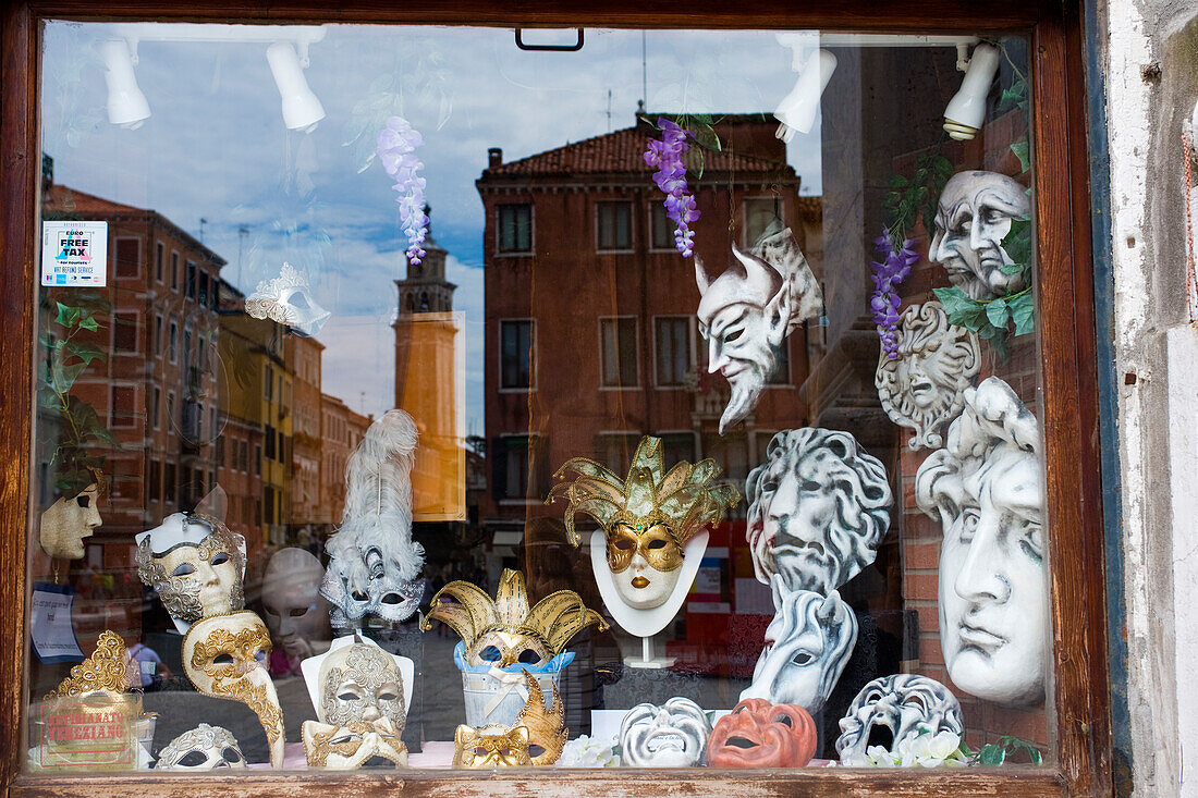 Ein Schaufenster mit Karnevalsmasken, Venedig, UNESCO-Welterbe, Venetien, Italien, Europa