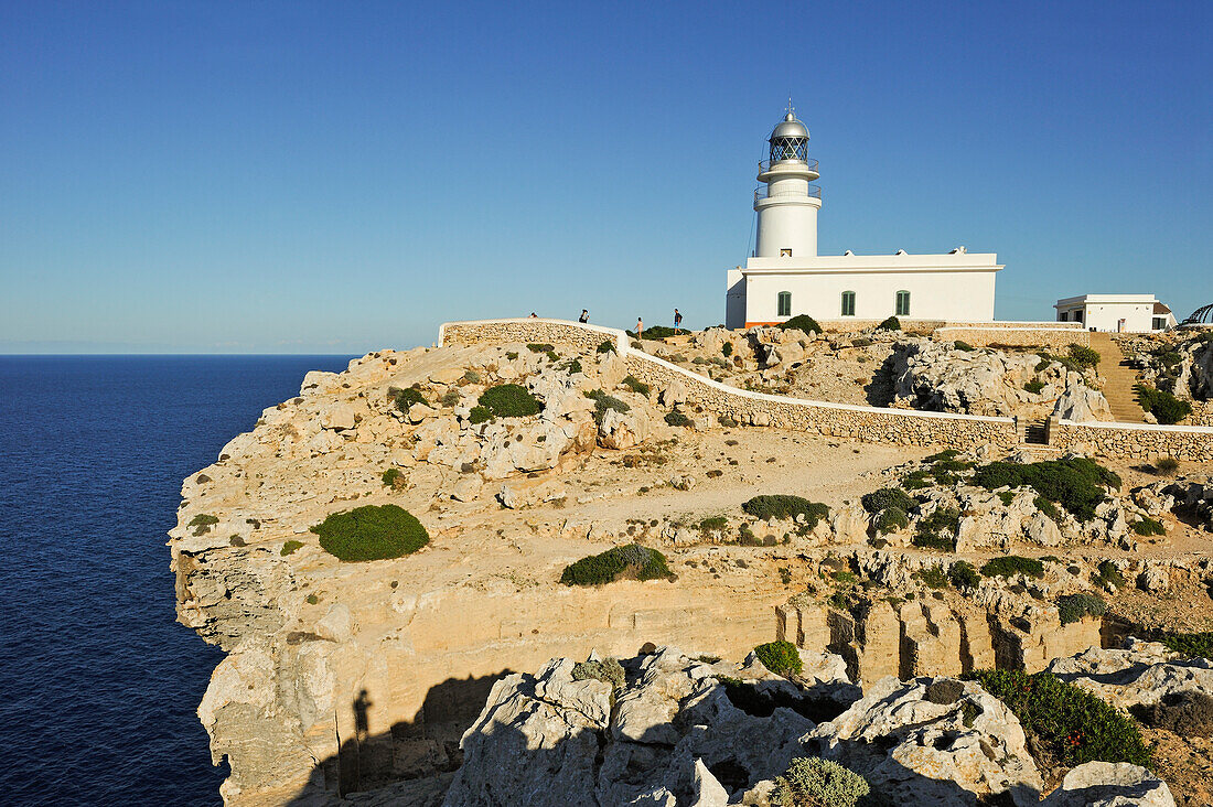 Leuchtturm am Kap Cavalleria an der Nordküste Menorcas, Balearen, Spanien, Mittelmeer, Europa