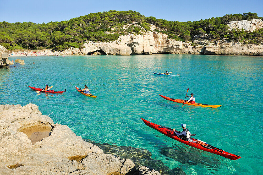 Kajak in der Bucht von Mitjana bei Cala Galdana, Südküste von Menorca, Balearen, Spanien, Mittelmeer, Europa