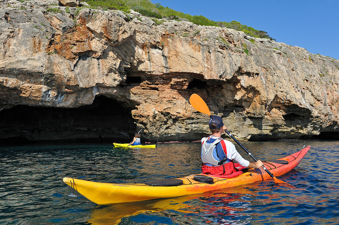 Kajak am Fuße der Klippe bei Cala Galdana, Südküste von Cala Galdana, Menorca, Balearen, Spanien, Mittelmeer, Europa