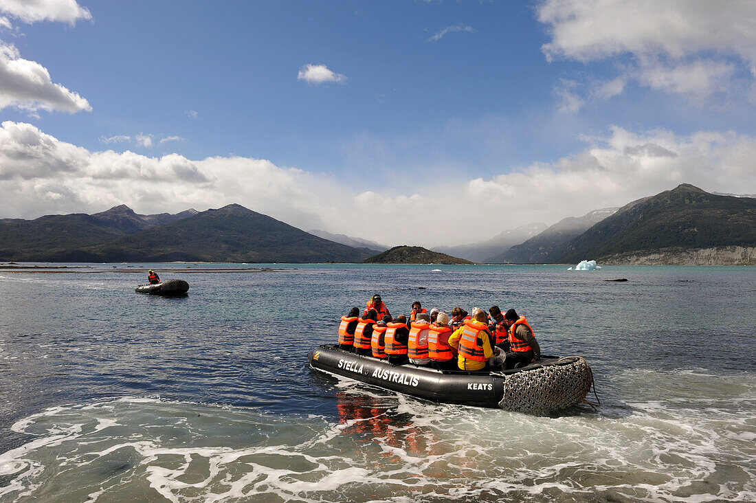 Anlandung mit einem Zodiac in der Ainsworth Bay, Alberto de Agostini National Park, Feuerland, Patagonien, Chile, Südamerika