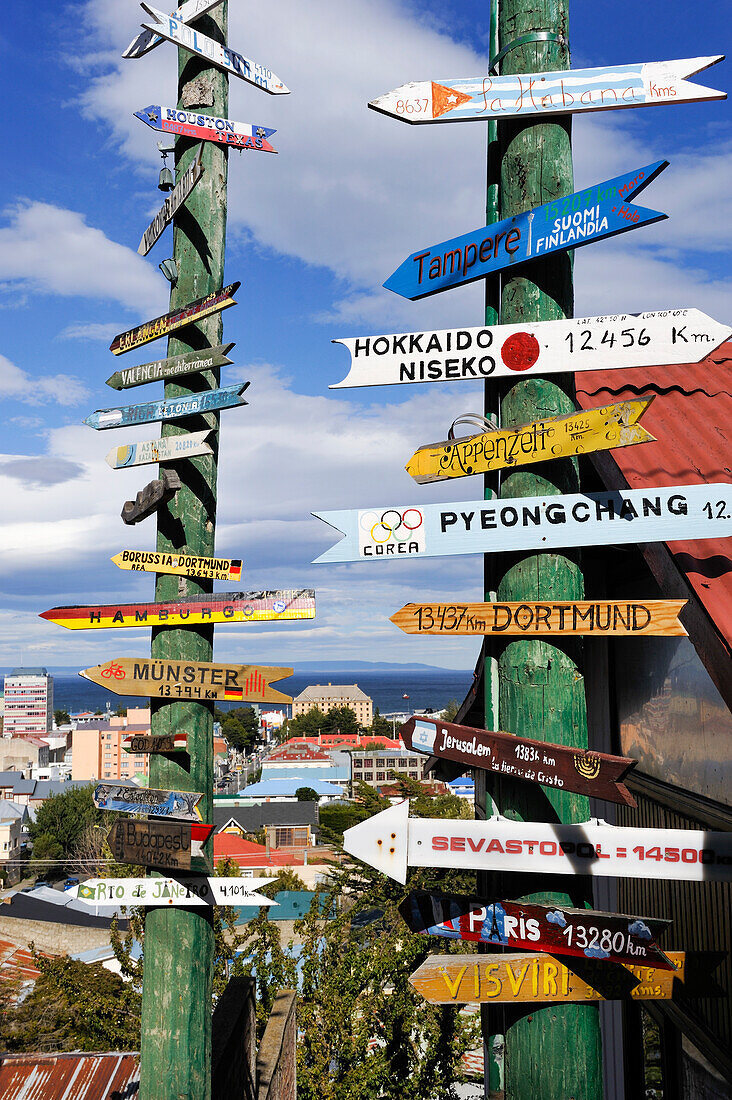 Schilder mit Entfernungsangaben zu einigen Städten auf der ganzen Welt von Punta Arenas, Magellanstraße, Halbinsel von Braunschweig, Chile, Südamerika