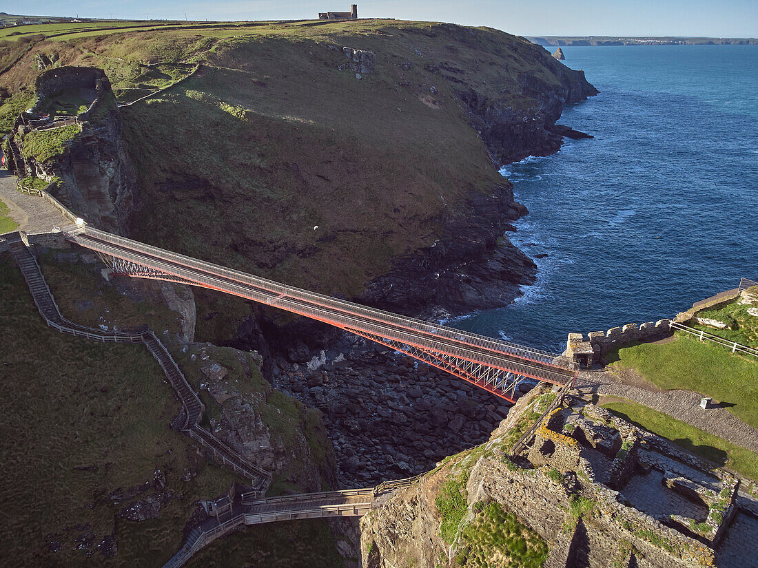 Eine Luftaufnahme der dramatischen Ruinen von Tintagel Castle, angeblich der Geburtsort von König Artus, auf einer felsigen Insel vor der Küste, in der Nähe der Stadt Tintagel, Cornwall, England, Vereinigtes Königreich, Europa