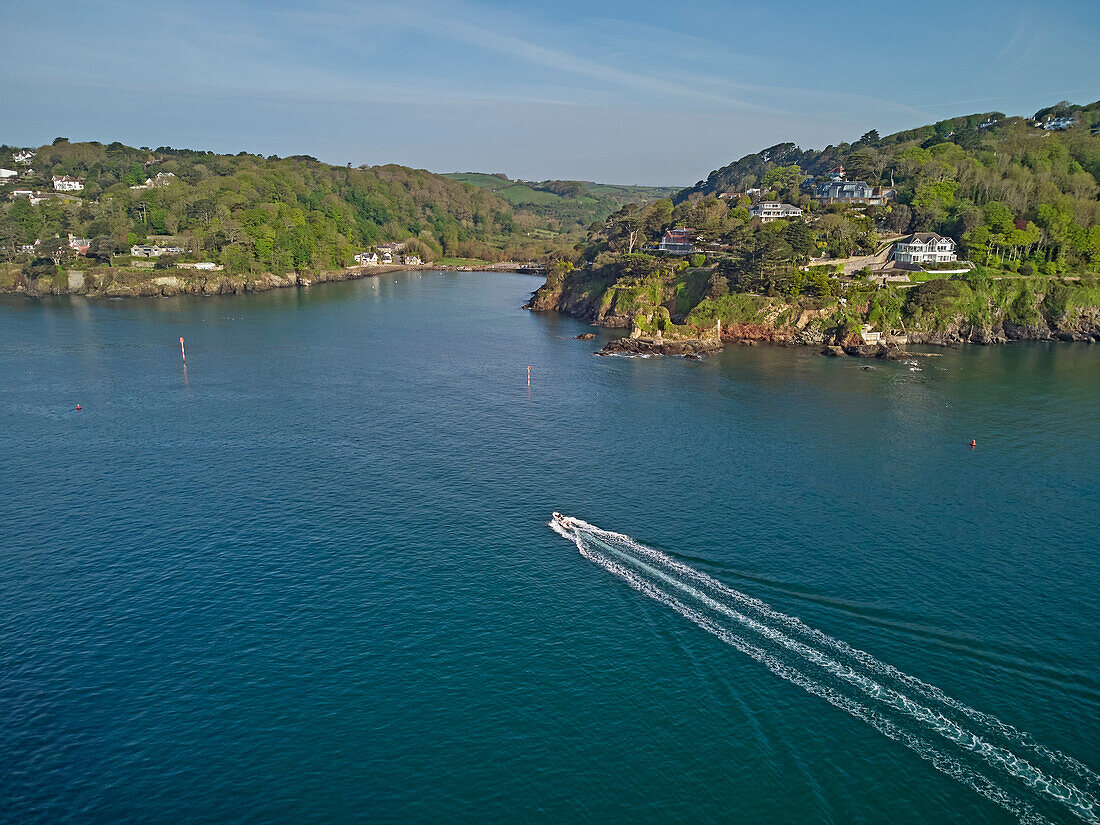 Ein frühmorgendlicher Blick auf die Stadt Salcombe an der Kingsbridge-Mündung, Devon, England, Vereinigtes Königreich, Europa