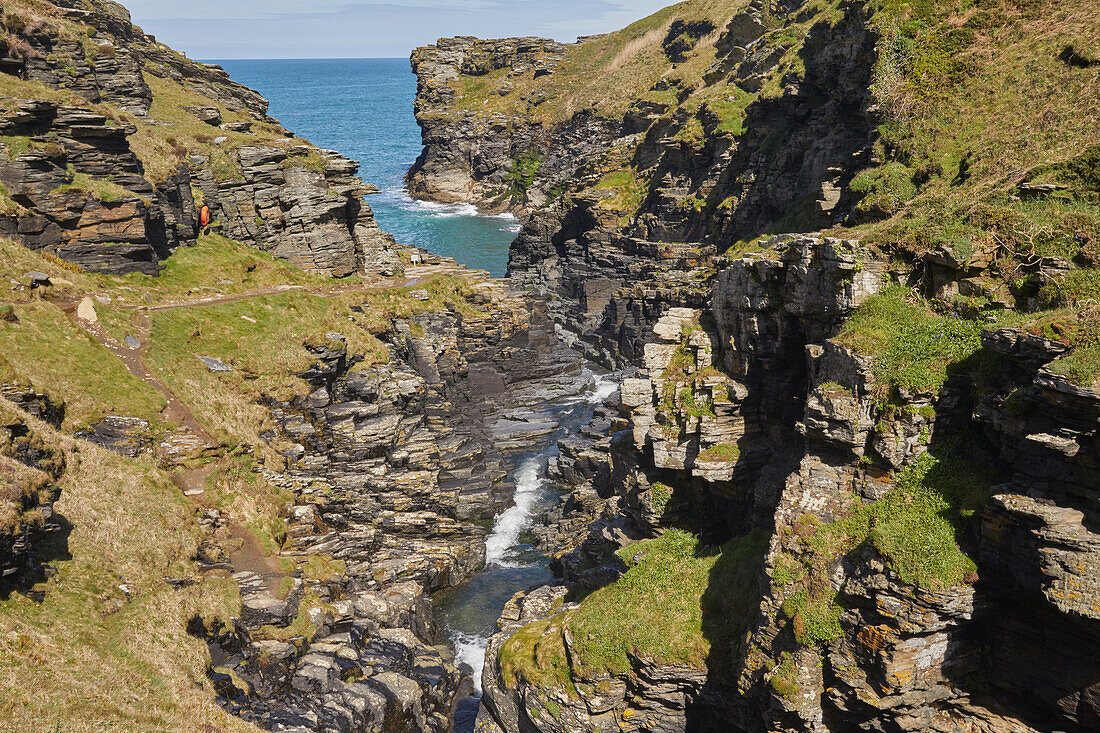 Die wunderschöne, von Klippen gesäumte Bucht, die das Ende des Rocky Valley markiert, an der Atlantikküste nahe der Stadt Tintagel, Cornwall, England, Vereinigtes Königreich, Europa