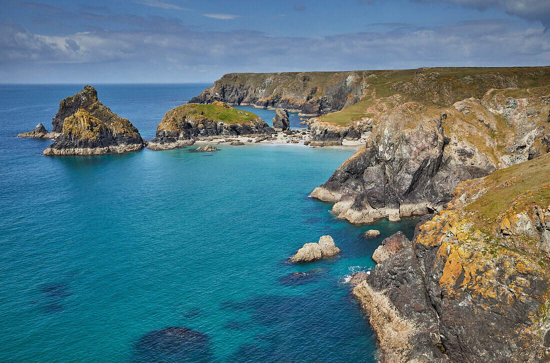 Der atemberaubende Strand, die Felsen und Klippen von Kynance Cove, gesehen bei Ebbe, in der Nähe des Lizard Point, Cornwall, England, Vereinigtes Königreich, Europa