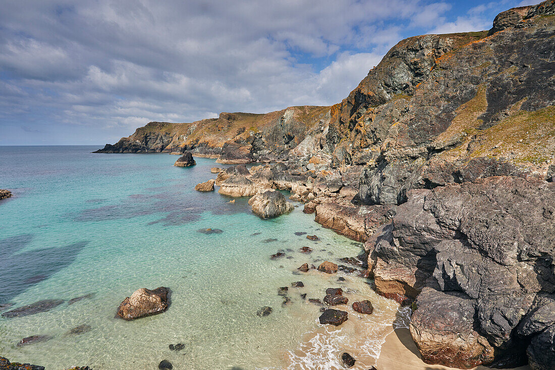 Die herrlichen Klippen nördlich von Kynance Cove, gesehen bei Ebbe, in der Nähe des Lizard Point, Cornwall, England, Vereinigtes Königreich, Europa