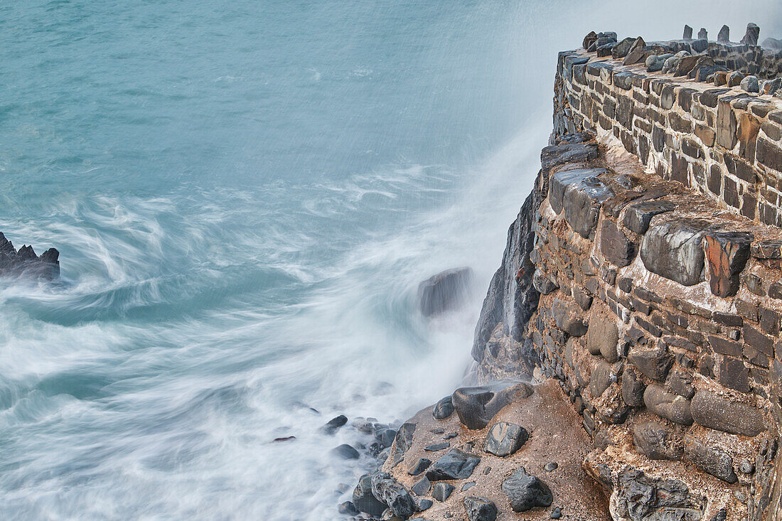 Abendliche Küstenlinie, Atlantikbrandung, die gegen die Hafenmauer am Hartland Quay schlägt, Nord-Devon, England, Vereinigtes Königreich, Europa