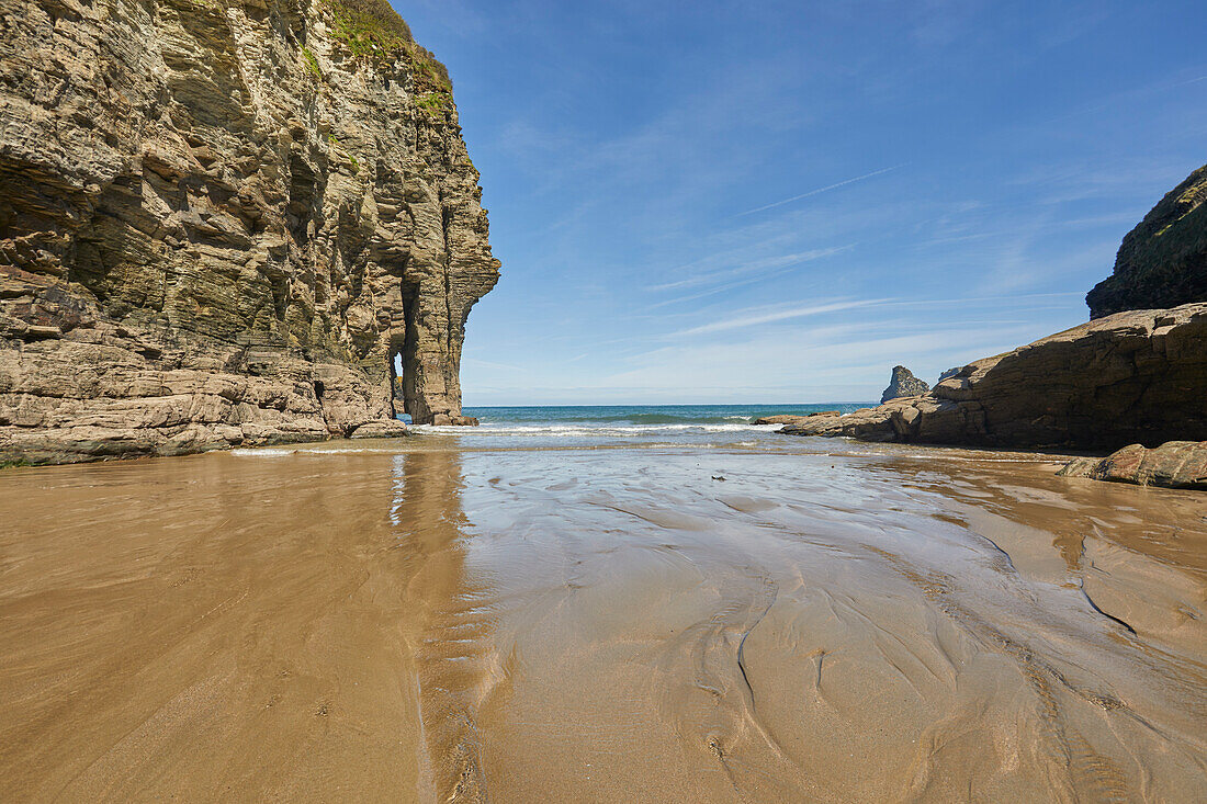 Cliffs and the shoreline, seen at low tide, in Bossiney Haven, near Tintagel, Cornwall, England, United Kingdom, Europe