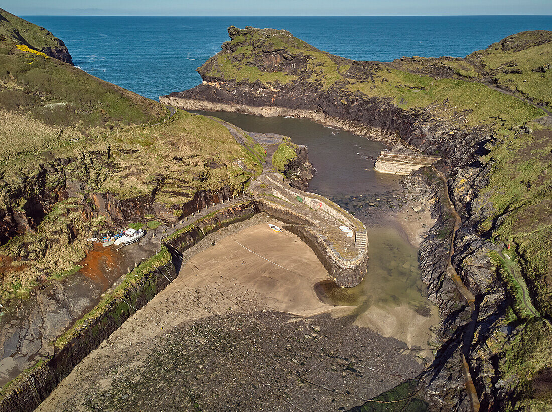 Luftaufnahme des schmalen Hafens und der umliegenden Klippen von Boscastle an der Atlantikküste im Norden Cornwalls, England, Vereinigtes Königreich, Europa