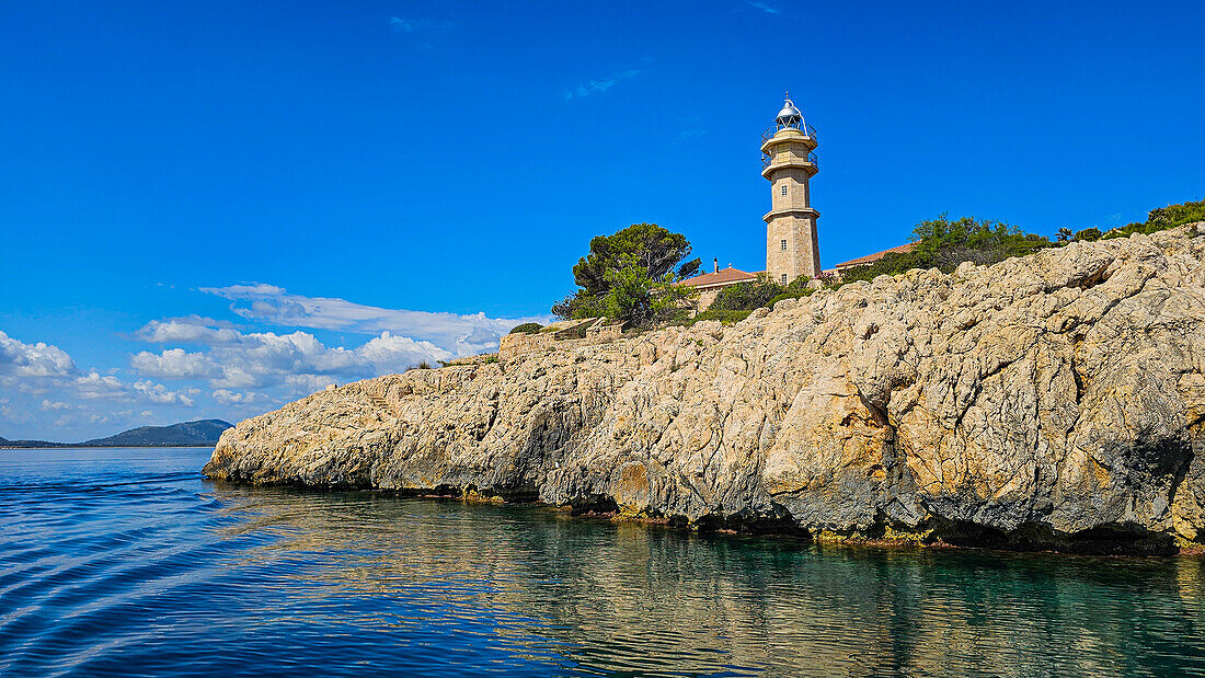 Leuchtturm an der Bucht von Pollenca, Mallorca, Balearen, Spanien, Mittelmeer, Europa