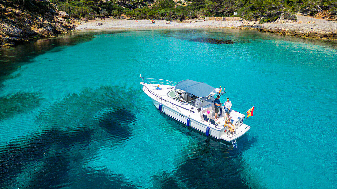 Luftaufnahme eines kleinen Motorboots in einer Bucht auf der Halbinsel Formentor, Mallorca, Balearen, Spanien, Mittelmeer, Europa