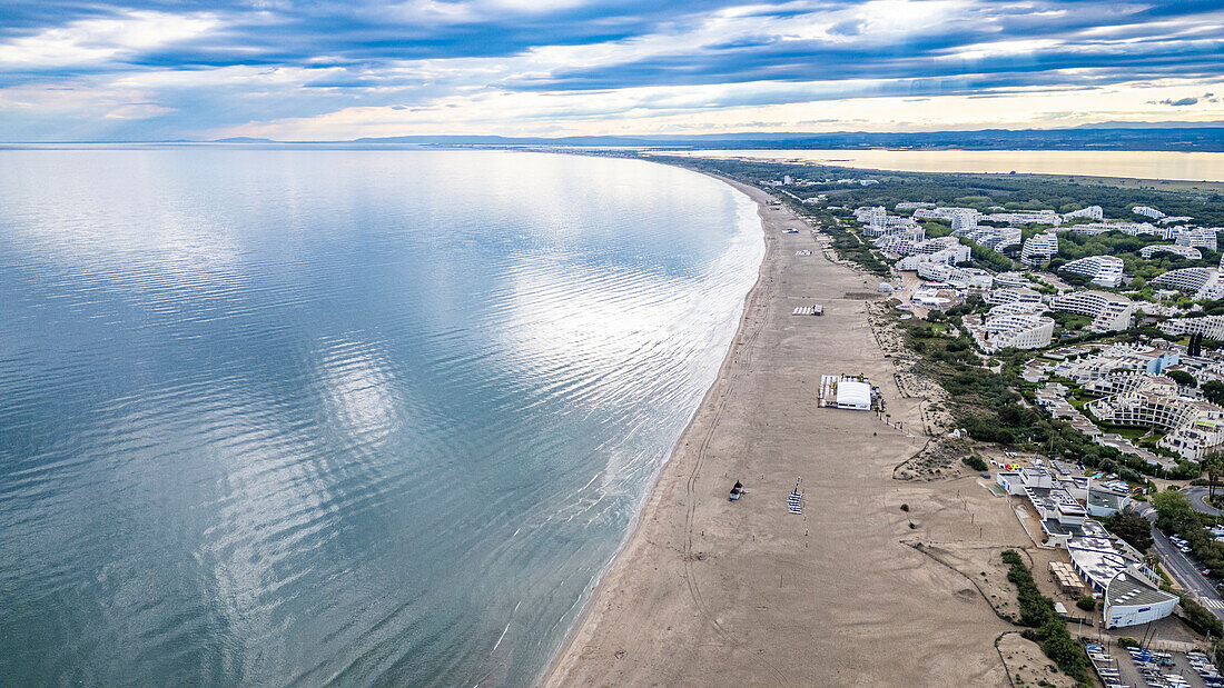 Strand der futuristischen Küstenstadt La Grande Motte, Herault, Okzitanien, Frankreich, Europa