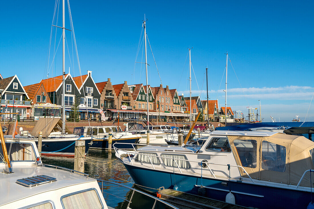 Jachthafen von Volendam mit Booten und traditionellen holländischen Gebäuden im Hintergrund, Volendam, Nordholland, Niederlande, Europa