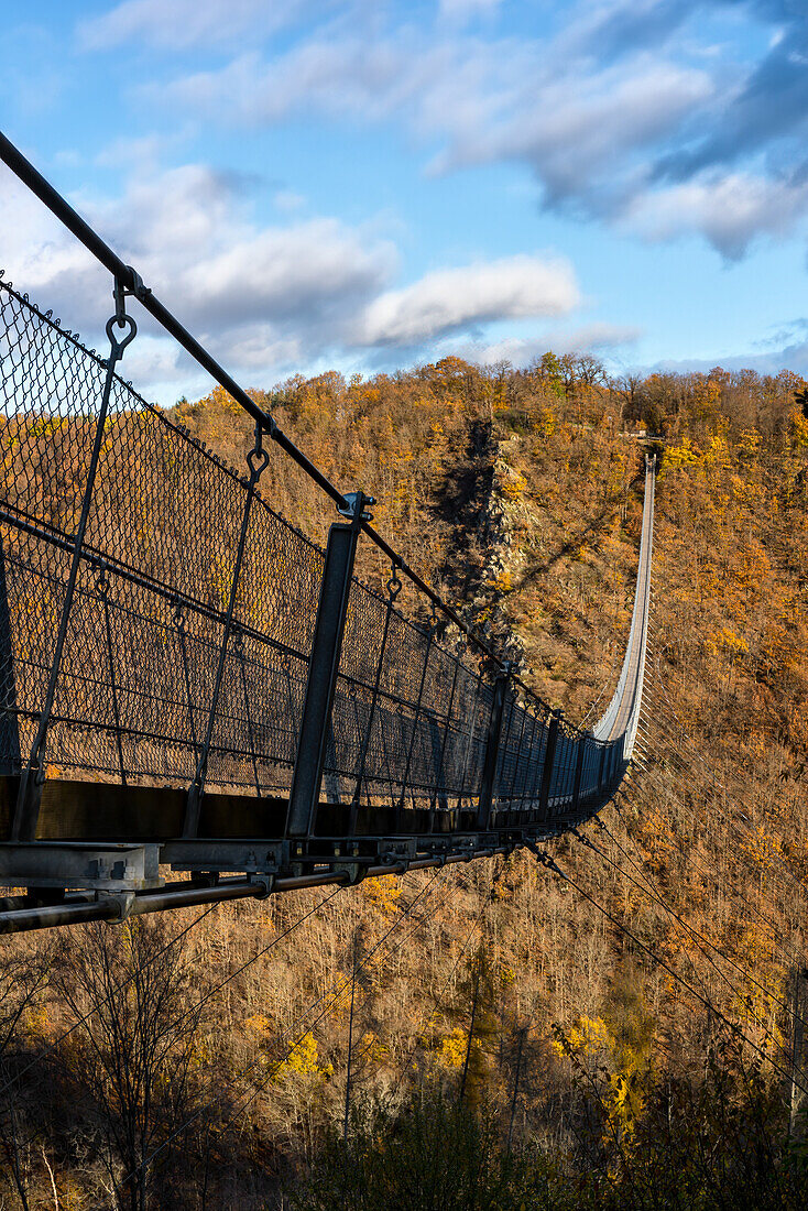 Geierlay-Hängebrücke in einer Herbstlandschaft mit Bäumen, Rheinland-Pfalz, Deutschland, Europa