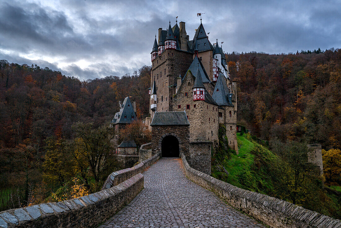 Eltz mittelalterliche historische Burg in einer Herbstlandschaft mit Bäumen bei Sonnenaufgang, Wierschem, Rheinland-Pfalz, Deutschland, Europa