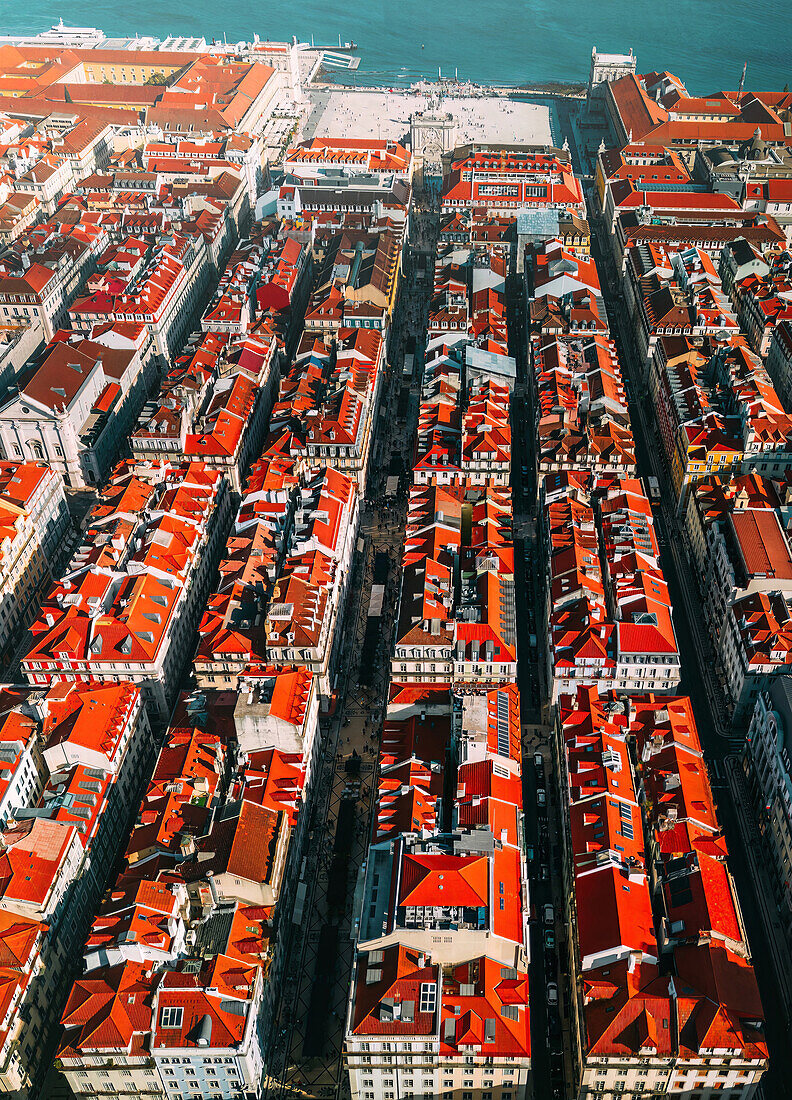 Vertikale Drohnenperspektive des Baixa-Viertels mit seinem ikonischen Gittersystem, das zum Commerce Square und zum Fluss Tejo führt, Lissabon, Portugal, Europa