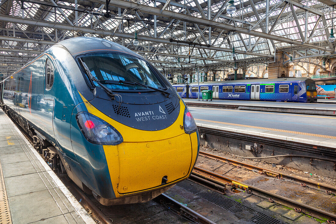 Avanti West Coast Pendolino Zug und Zug der Baureihe 320 im Hintergrund, Central Station, Glasgow, Schottland, Vereinigtes Königreich, Europa