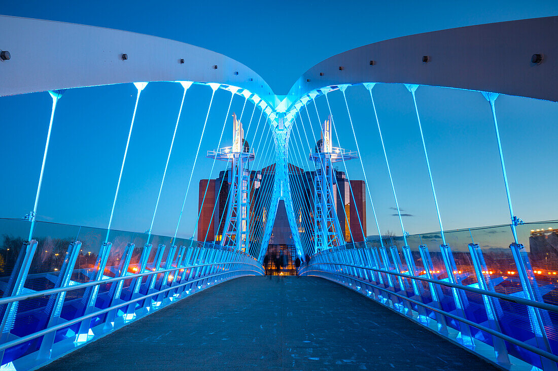 Millennium Bridge, Fußgängerbrücke in der Abenddämmerung, Salford Quays, Media City UK, Greater Manchester, England, Vereinigtes Königreich, Europa