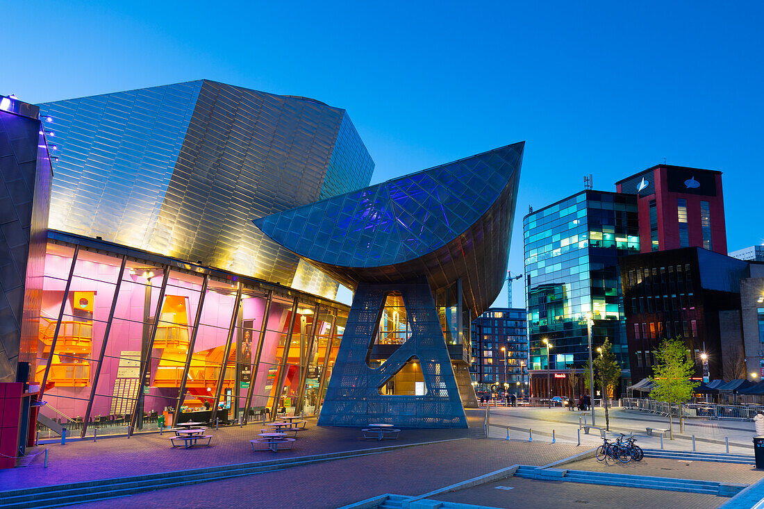 The Lowry Centre in der Abenddämmerung, Salford Quays, Greater Manchester, England, Vereinigtes Königreich, Europa