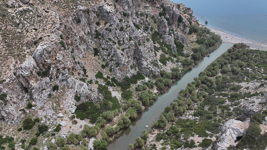 Luftaufnahme des Preveli-Strandes und der Preveli-Schlucht, Kreta, Griechische Inseln, Griechenland, Europa