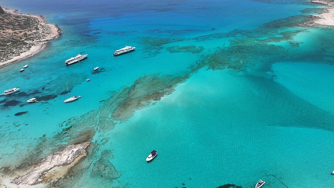 Luftaufnahme der Lagune von Balos, des Strandes von Balos und des Kaps Tigani, Halbinsel Gramvousa, Region Chania, Kreta, Griechische Inseln, Griechenland, Europa