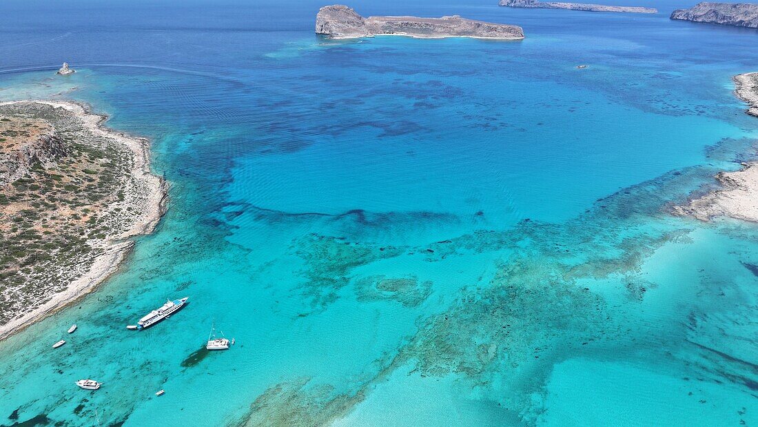 Luftaufnahme der Lagune von Balos, des Strandes von Balos und des Kaps Tigani, Halbinsel Gramvousa, Region Chania, Kreta, Griechische Inseln, Griechenland, Europa